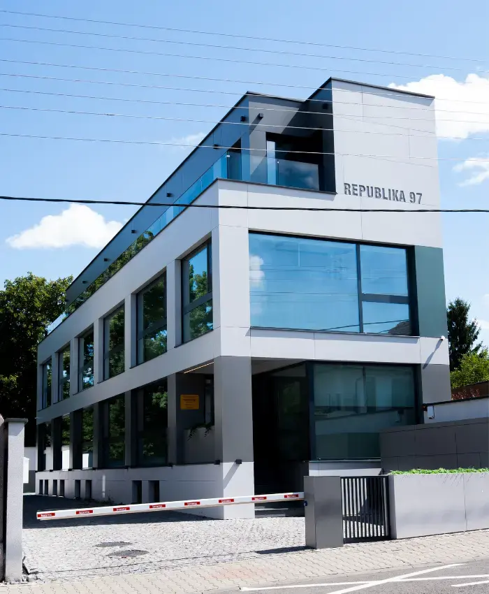 Clădirea Full Arch Clinic din Str. Republicii nr. 97, Cluj-Napoca, cu inscripția REPUBLIKA 97 pe fațadă