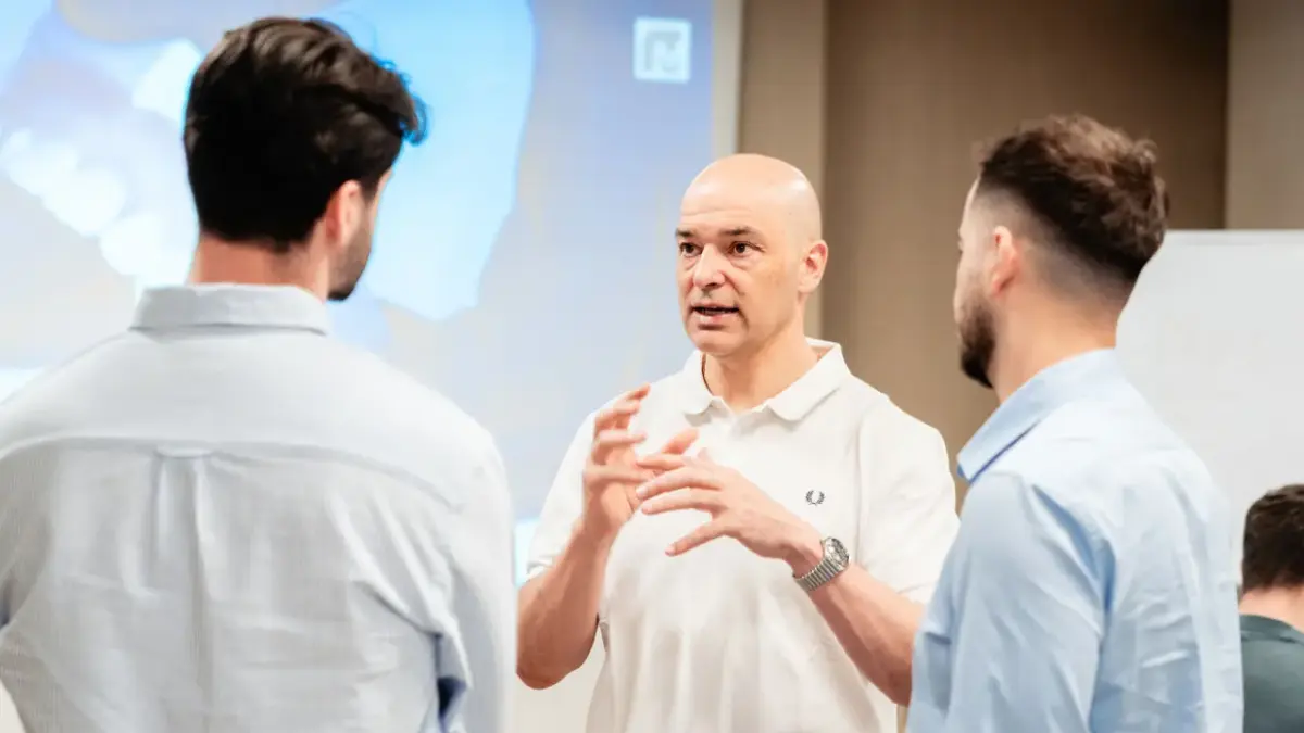 Dr. Ramón Gómez Meda discutând cu Dr. Andrei Stan și Dr. Daniel Bumbu, București 2026