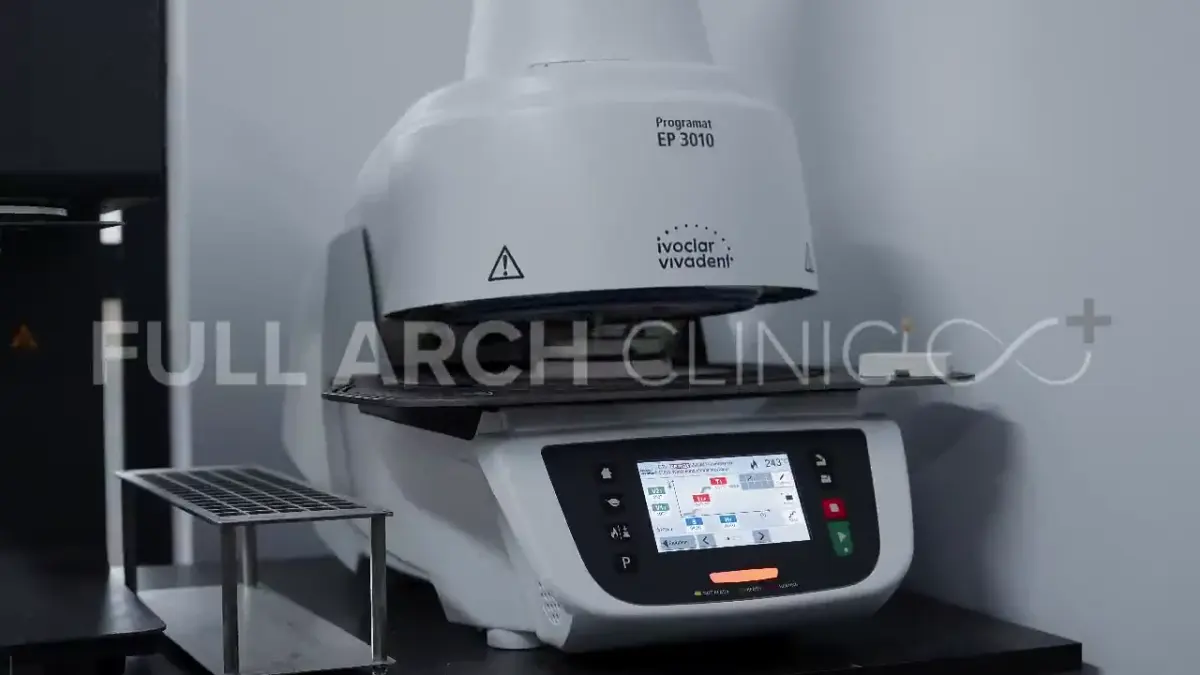 Cuptorul de ceramică Ivoclar din laborator, cu capacul ridicându-se la finalul unui program de ardere