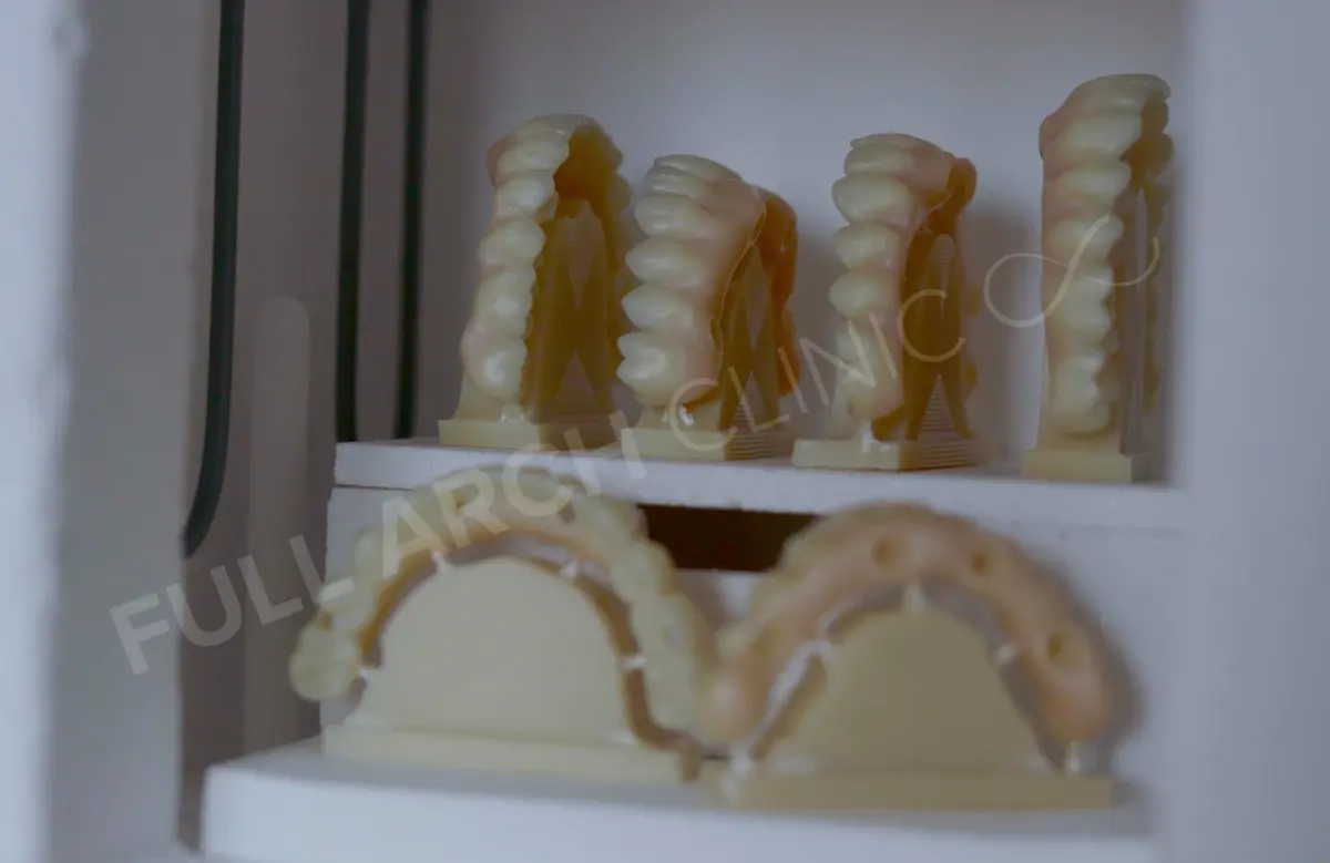 Șase arcade complete din zirconiu în cuptorul de sinterizare, la finalul programului